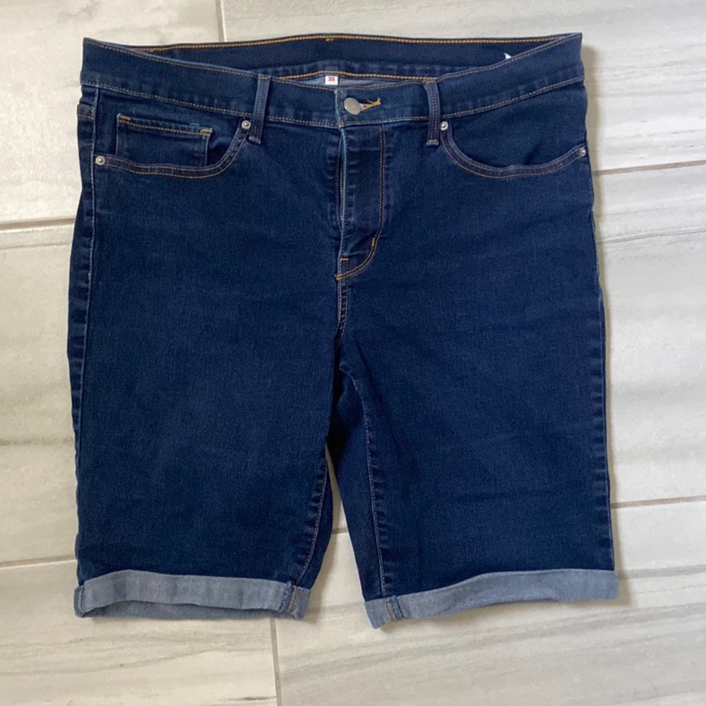 Excellent condition Levi’s Shorts. Size 33 and fit longer.
